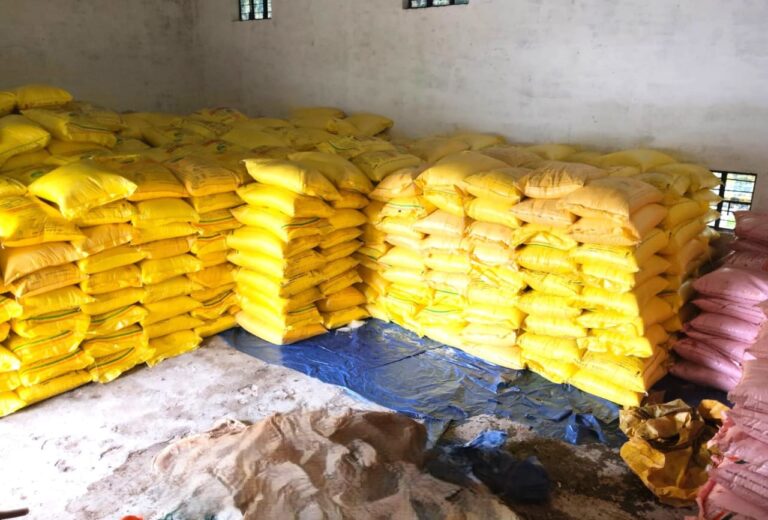 महासमुंद/जिले की सहकारी समितियों में खाद-बीज का पर्याप्त भंडारण