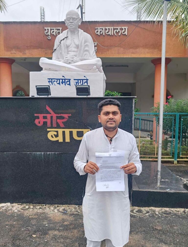 महासमुंद/एक नायब तहसीलदार के लिए कलेक्टर से ऊपर अपने आप को समझना उचित नहीं है निलंबित की शिकायत मुख्यमंत्री जी को ज्ञापन सौंपा : अशवंत तुषार साहू