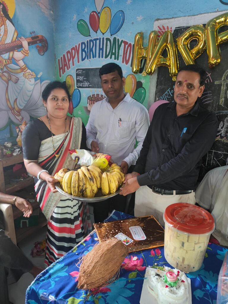 शिक्षक की विदाई पर सभी बच्चे रो पड़े * बिजातीपाली*