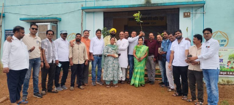 सरायपाली/  सासंद रूपकुमारी चौधरी के जन्मदिन के मौके निः शक्त बच्चो एवं मरीजों को फल वितरण केंजुवा सोसायटी में वृक्षारोपण किया गया