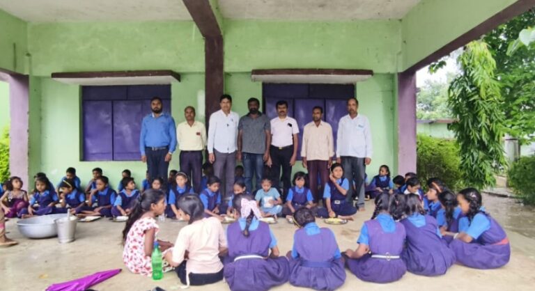 महासमुंद/शास.प्राथ. एवं उच्च प्राथमिक शाला अमरकोट में नेवता भोज का आयोजन