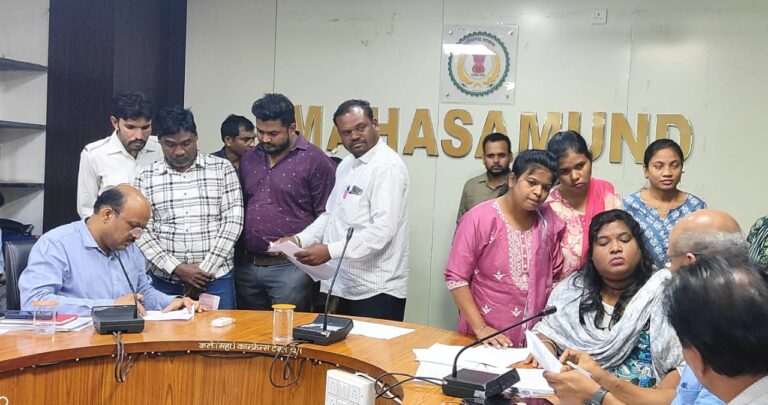 महासमुंद/ सरायपाली मे आवास की राशि जारी करने हेतु सचिव द्वारा पैसे लिए / मंदिर पर अतिक्रमण जिला पंचायत सीईओ एस आलोक ने जन उक्त मामलों में प्राथमिकता से जाँच करने हेतु निर्देशित किया!