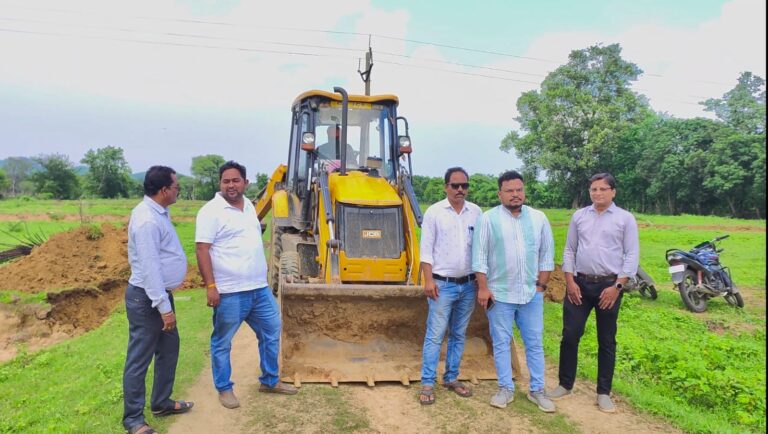 बागबाहारा / अवैध प्लाटिंग पर जिला प्रशासन की सख्त कार्रवाई बागबाहरा में दो अवैध प्लाटिंग की जा रही थी!