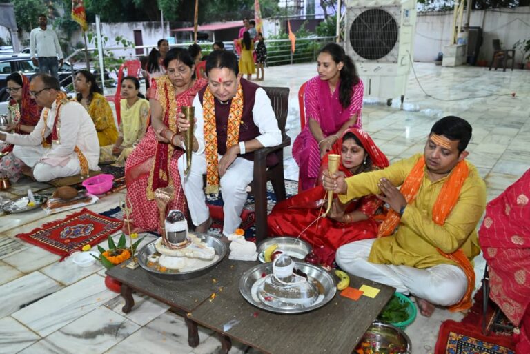 शिवभक्ति के सुरों में डूबा रायपुर: विधायक डॉ. संपत अग्रवाल ने परिवार संग किया श्रद्धा से ओत-प्रोत रुद्राभिषेक