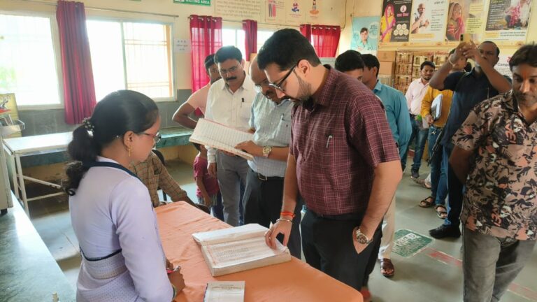 महासमुंद/कलेक्टर श्री विनय लंगेह ने पिथौरा विकासखण्ड के ग्रामों का किया निरीक्षण स्वास्थ्य, शिक्षा, सड़क, योजनाओं की समीक्षा अधिकारियों को दिए त्वरित निराकरण के निर्देश