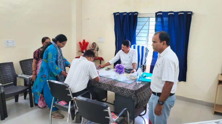 महासमुंद /अनुशासनहीनता पर सख्ती : विद्यालय निरीक्षण में अनुपस्थित पाए गए शिक्षकों को जारी किया गया शोकॉज नोटिस