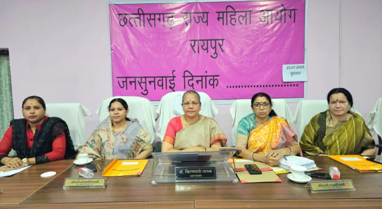 छत्तीसगढ़ / आयोग में मानव तस्करी से जुड़ा मामला सुना गया. जांच का दिया गया आदेश / आयोग की समझाईश पर अनावेदक ससुर अपने विधवा बहू और बच्चों के भरण-पोषण के लिए 10 किलो चांदी व 1 दुकान की व्यवस्था करेगा