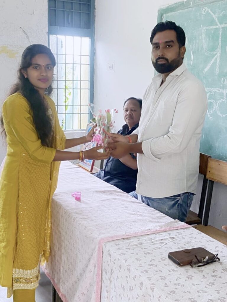 बागबाहरा शासकीय महाविद्यालय बागबाहरा में पत्रकारों द्वारा किया गया इंटर्नशिप प्रमाण -पत्र का वितरण