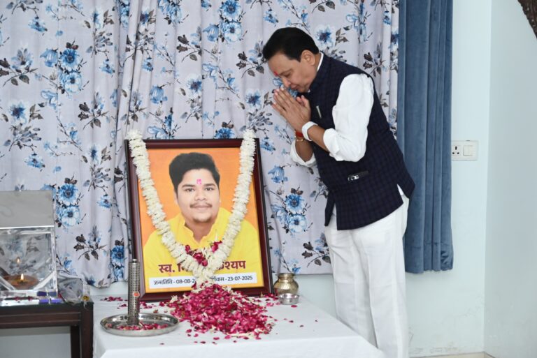 बसना विधायक डॉ संपत अग्रवाल ने केदार कश्यप के भतीजे के आकस्मिक निधन पर व्यक्त की गहरी संवेदना,दी पुष्पांजलि