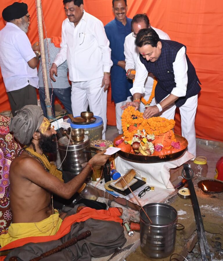 बसना /अंशुला में आध्यात्मिक आयोजन ने लिया राजनीतिक स्वर,मंत्री दयालदास बघेल व विधायक डॉ संपत अग्रवाल ने जताई क्षेत्रीय समृद्धि की कामना