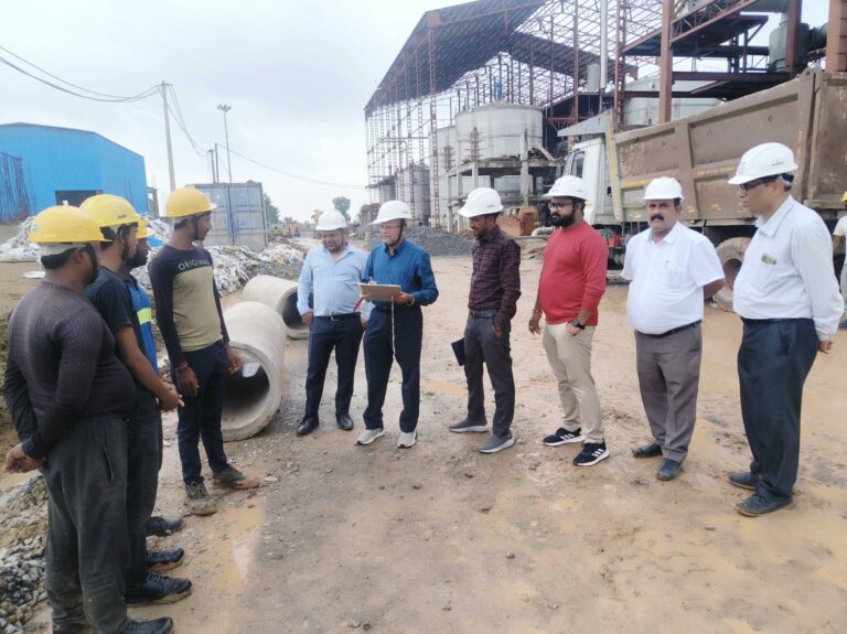 महासमुंद / कारखाना प्रबंधन एवं संबंधित ठेकेदार को नोटिस जारी किया जा रहा है।   संयुक्त टीम द्वारा निर्माणाधीन पिकाडिली एग्रो इंडस्ट्रीज का किया गया निरीक्षण