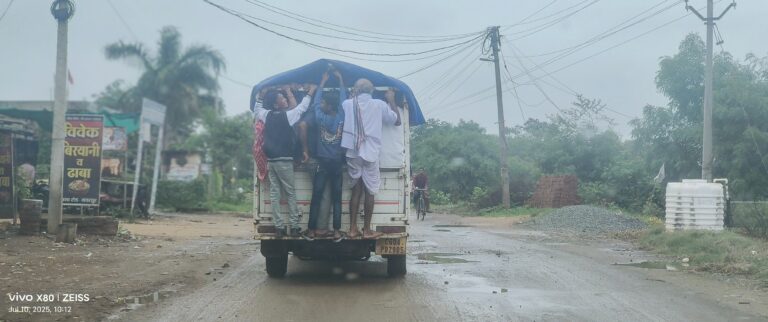 बसना: मालवाहक वाहनों पर जान जोखिम में डालकर सफर कर रहे हैं लोग, हादसों के बाद भी नहीं सुधर रही स्थिति