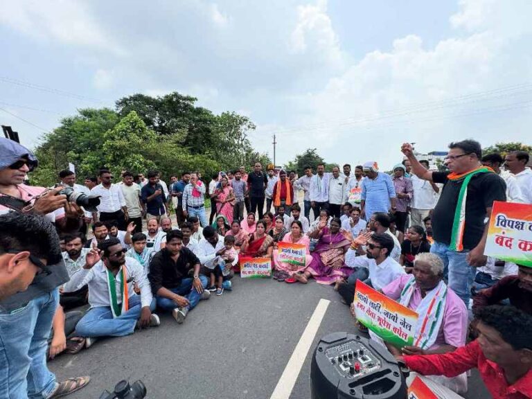 सरायपाली/ विधायक चातुरी नंद के नेतृत्व में सरायपाली में विधानसभा स्तरीय प्रदेशव्यापी आर्थिक नाकेबंदी एवं चक्काजाम सफलतापूर्वक सम्पन्न