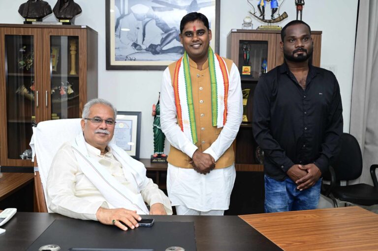 पिथौरा। छत्तीसगढ़ के किसानों के प्रमुख त्योहार हरेली के अवसर पर आज रायपुर में छत्तीसगढ़ के पूर्व मुख्यमंत्री भूपेश बघेल से किसानों ने सौजन्य मुलाकात कर बधाई प्रेषित की।