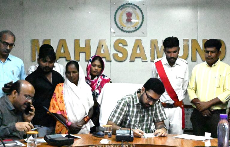 महासमुंद/कलेक्टर श्री लंगेह ने जन चौपाल में सुनी आम जनों की समस्याएं