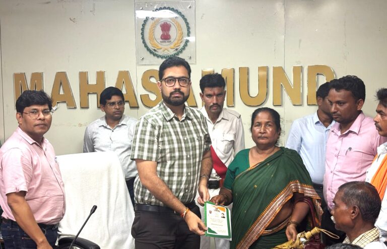 महासमुंद/कलेक्टर श्री लंगेह ने जन चौपाल में सुनी आम जनों की समस्याएं