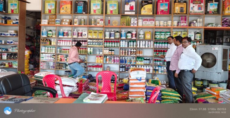 महासमुंद/कृषि विभाग द्वारा कृषि सेवा केन्द्रां का सतत निरीक्षण