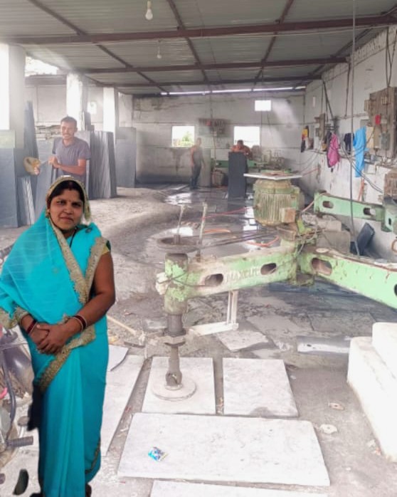 स्वरोजगार की मिसाल बनी ग्राम भोरिंग की पुष्पा साहू प्रधानमंत्री रोजगार सृजन कार्यक्रम से मिली नई उड़ान स्टोन कटिंग एवं पॉलिशिंग उद्योग में पारंगत एवं सफल उद्यमी बनी