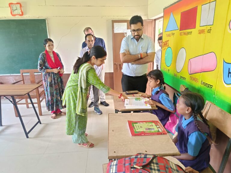 कलेक्टर श्री विनय कुमार लंगेह ने सरायपाली विकासखण्ड अंतर्गत छुईपाली व सिंघोड़ा में छात्रावास, आंगनबाड़ी केन्द्र एवं स्वास्थ्य केन्द्र का किया औचक निरीक्षण विभागीय गतिविधियों का लिया जायजा कलेक्टर का मैदानी क्षेत्रों में लगातार सघन दौरा जारी