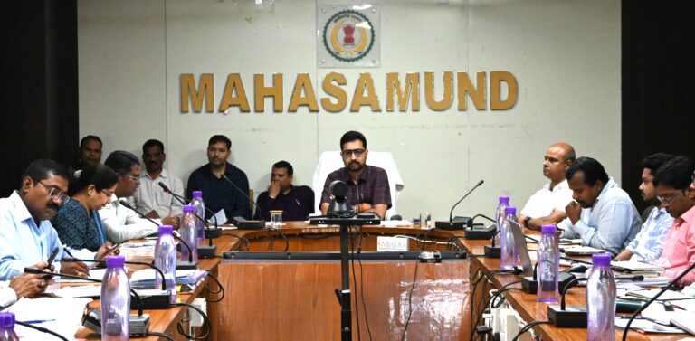 महासमुंद समय-सीमा बैठक में कलेक्टर ने दिए निर्देश छत्तीसगढ़ राज्य स्थापना के रजत जयंती अवसर पर कार्यक्रमों की रूपरेखा बनाने के निर्देश