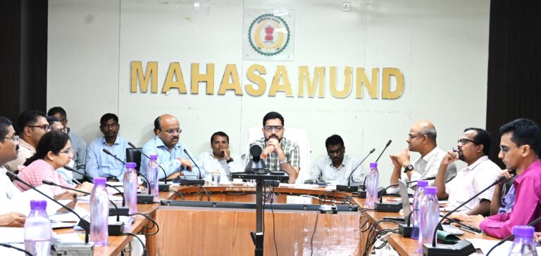 महासमुंद/समय सीमा बैठक में कलेक्टर ने दिए महत्वपूर्ण निर्देश, विकास कार्यों में गति लाने पर जोर