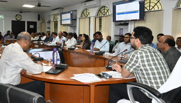 महासमुंद कलेक्टर ने ली जिला स्तरीय टास्क फोर्स समिति की बैठक