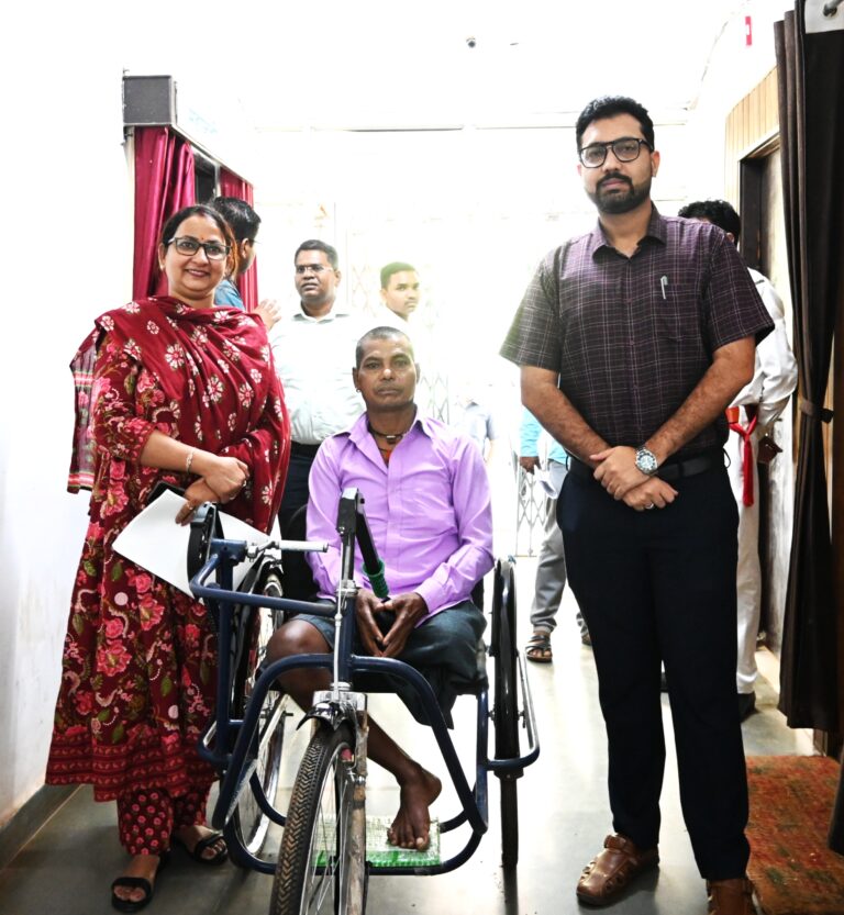 महासमुंद जन चौपाल में कलेक्टर श्री लंगेह ने सुनी जन समस्याएं जन चौपाल बना जनसमस्याओं के त्वरित समाधान मंच