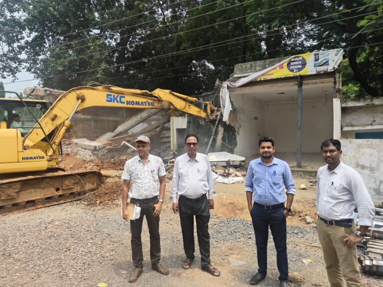 महासमुंद राजस्व विभाग द्वारा अवैध निर्माण पर प्रशासन की सख्ती, शासकीय वन भूमि से अतिक्रमण हटाया गया