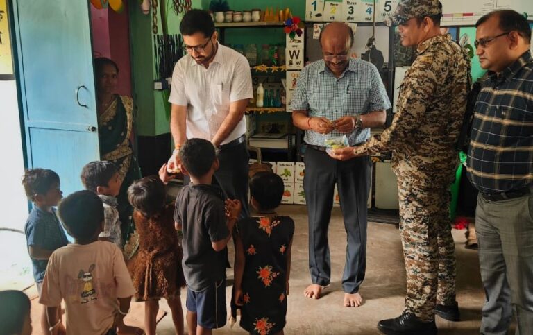 महासमुंद कलेक्टर ने किया स्कूल, आंगनबाड़ी, इंजेक्शन वेल और पीएम जनमन आवास का निरीक्षण ग्राम बनपचरी में विकास कार्यों की गुणवत्ता का लिया जायजा