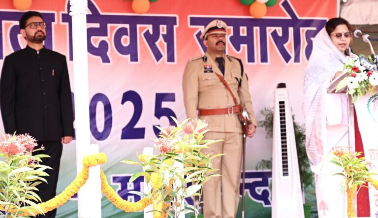 महासमुंद में सांसद श्रीमती रूपकुमारी चौधरी ने किया ध्वजारोहण