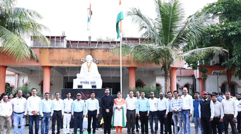 महासमुंद/कलेक्टर श्री लंगेह ने कलेक्ट्रेट में किया ध्वजारोहण