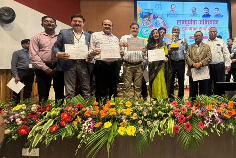 महासमुंद : मुख्यमंत्री के हाथों मिला सम्मान, जिला पंचायत सीईओ सहित 7 अधिकारी हुए सम्मानित