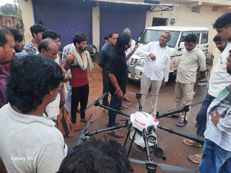 महासमुंद/ग्राम जोगनीपाली में ड्रोन से नैनो यूरिया का छिड़काव प्रदर्शन