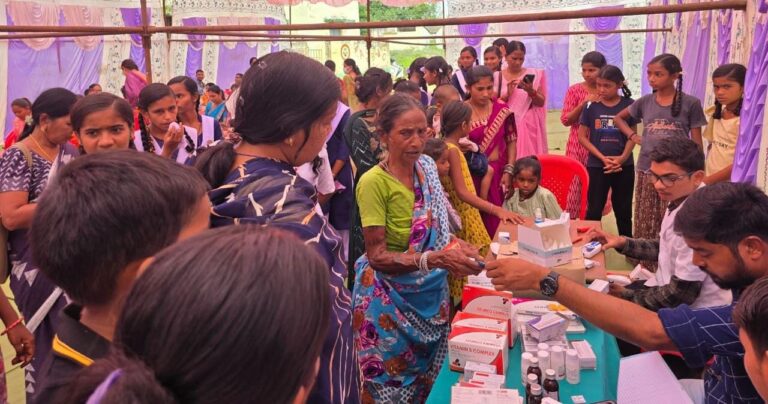 महासमुंद/छत्तीसगढ़ राज्य के रजत जयंती वर्ष पर ग्राम बेमचा में महतारी मेगा हेल्थ कैम्प आयोजित 200 से अधिक हितग्राही हुए लाभान्वित