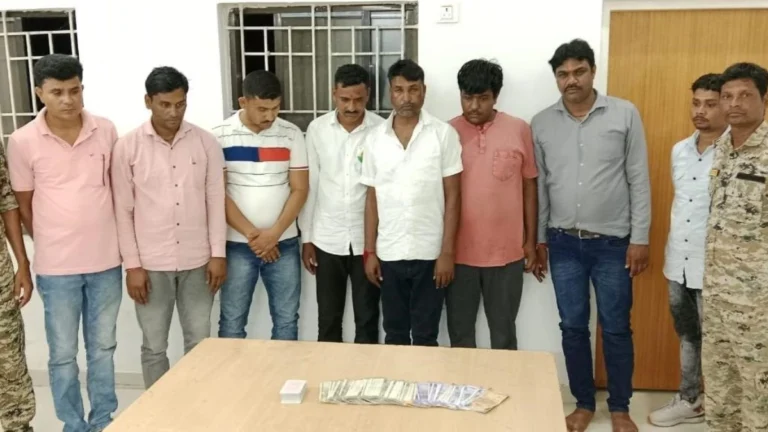 CG News: जंगल में चल रहा था जुए का अड्डा, आठ पकड़ाए, पुलिस ने जब्त किए 1.12 लाख रुपये