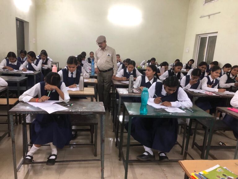 रायपुर : रायपुर में वीकली टेस्ट और मोबाइल ऐप के ज़रिए छात्रों का मूल्यांकन शुरू उत्कृष्ट विद्यार्थियों को मिलेगा विशेष सम्मान