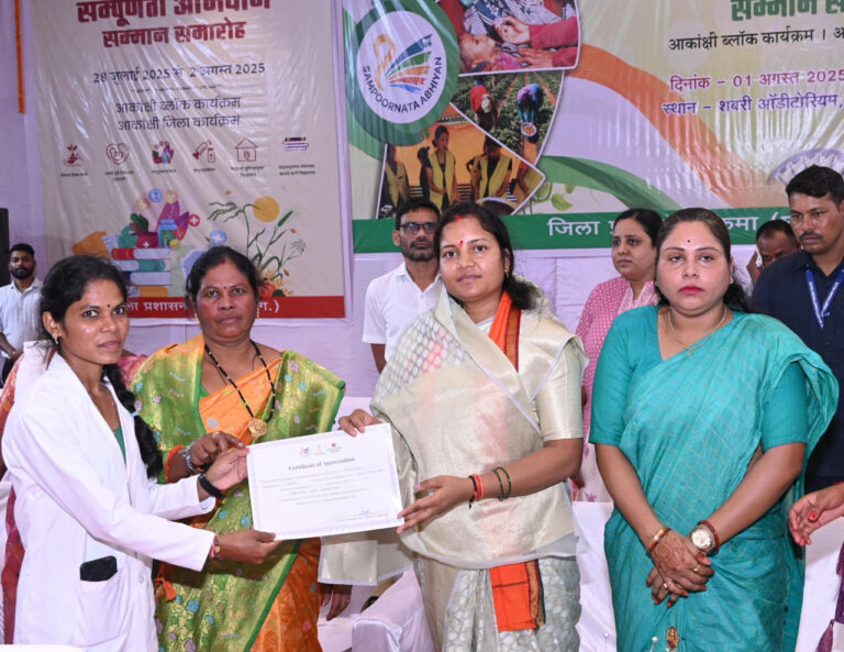 छत्तीसगढ़: मंत्री श्रीमती राजवाड़े ने आकांक्षा हाट का किया उद्घाटन सम्पूर्णता अभियान से जुड़े लोगों का किया सम्मान 