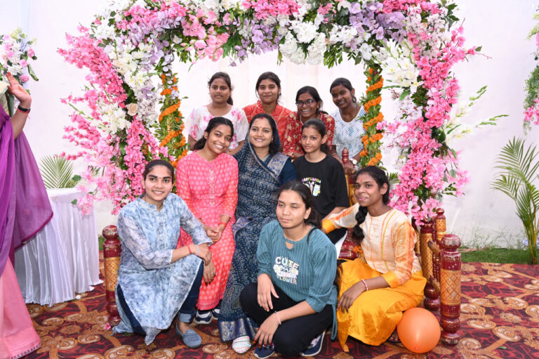 छत्तीसगढ़: सावन के रंगों में रंगा मंत्री निवास, महिला पत्रकारों संग मंत्री लक्ष्मी राजवाड़े ने लिया उत्सव का आनंद