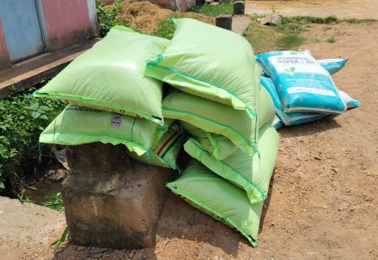 छत्तीसगढ़ : अवैध रासायनिक उर्वरक परिवहन पर कृषि विभाग की कार्यवाही ग्राम आमाटोला में 28 बैग उर्वरक जब्त