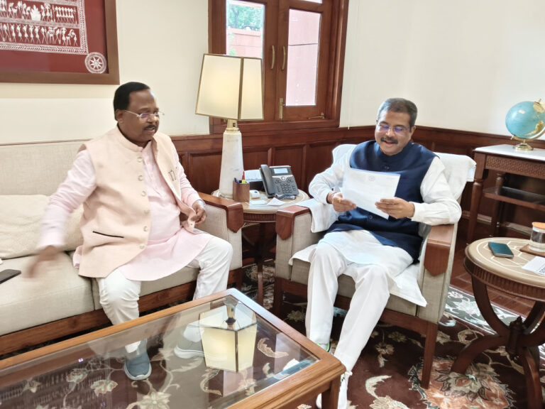 छत्तीसगढ़: मंत्री श्री रामविचार नेताम ने दिल्ली में केंद्रीय शिक्षा मंत्री श्री धमेंद्र प्रधान से की सौजन्य मुलाकात 