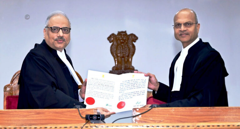 छत्तीसगढ़: न्यायमूर्ति श्री रविन्द्र कुमार अग्रवाल होंगे छत्तीसगढ़ उच्च न्यायालय के स्थायी न्यायाधीश मुख्य न्यायाधीश श्री रमेश सिन्हा ने दिलाई शपथ