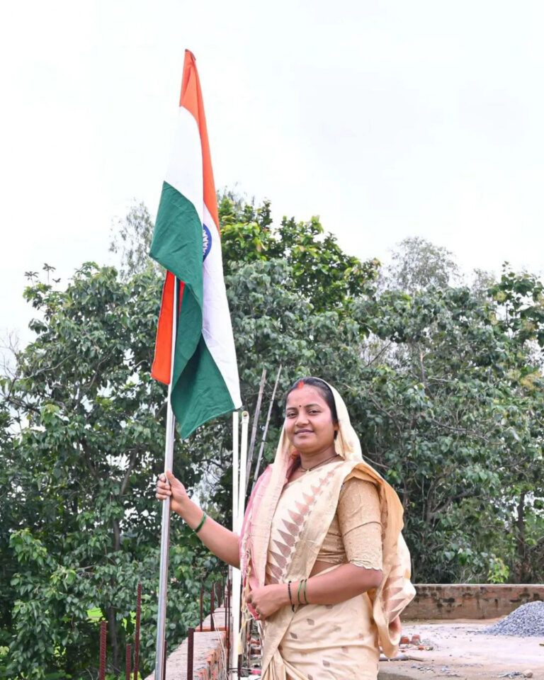 छत्तीसगढ़ : हर घर तिरंगा अभियान – मंत्री श्रीमती लक्ष्मी राजवाड़े ने निज निवास पर फहराया तिरंगा