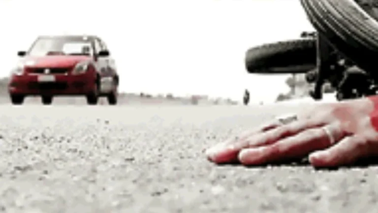 तेज़ रफ़्तार का कहर: रिश्तेदारी जा रहे दंपत्ति की बाइक को मारी टक्कर, पत्नी गंभीर घायल – अस्पताल में भर्ती