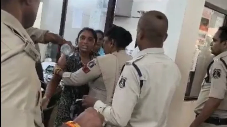 CG News: हिस्ट्रीशीटर की पत्नी पेट्रोल लेकर पहुंची थाने, बोली-पति को छोड़ दो नहीं तो…पुलिस के छूटे पसीने; जमकर हुआ हंगामा