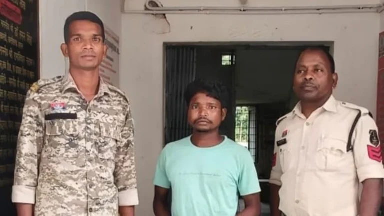 छत्तीसगढ़/बेवफाई के शक में पति ने बीच सड़क पत्नी पर चाकू से किया हमला, जैसे-तैसे बची जान