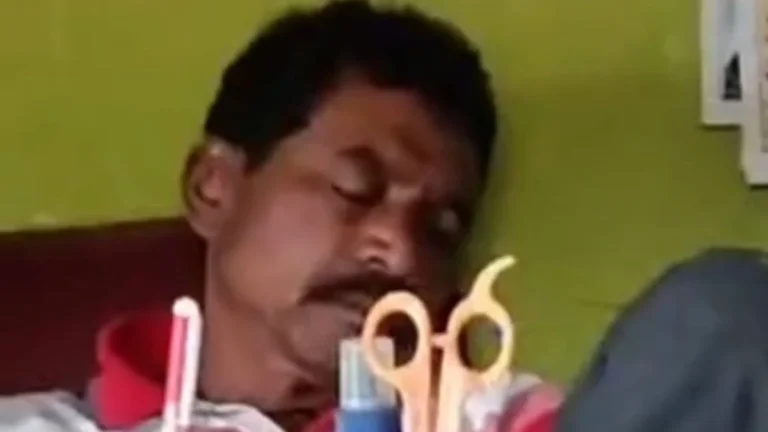 छत्तीसगढ़/ नशे में धुत होकर स्कूल पहुंचे हेडमास्टर, कुर्सी में भरने लगे खर्राटे, वीडियो वायरल