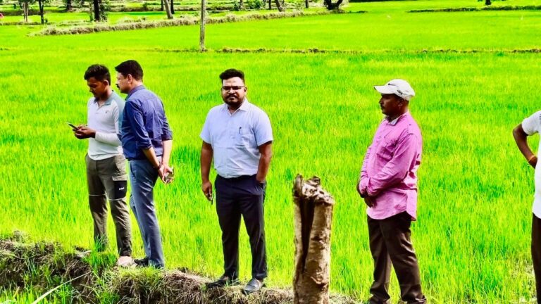 महासमुंद/एसडीएम श्री उमेश साहू ने ग्राम जुनवानी कला में डिजिटल क्रॉप सर्वे कार्य का किया निरीक्षण