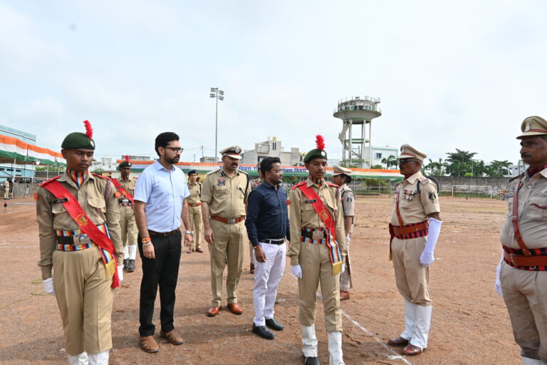 महासमुंद/स्वतंत्रता दिवस से पूर्व मिनी स्टेडियम में की गई फुल ड्रेस रिहर्सल छत्तीसगढ़ी और देशभक्ति से सराबोर होगा सांस्कृतिक कार्यक्रम 840 बच्चों का सामूहिक व्यायाम होगा आकर्षण का केंद्र