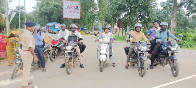 छत्तीसगढ़ : शासकीय कर्मचारियों पर दुगुना जुर्माना  शासन की लापरवाही  पर गरियाबंद पुलिस सख्त: 5 दिनों में 1.29 लाख की चालानी कार्रवाई, शासकीय कर्मचारियों पर दुगना जुर्मान