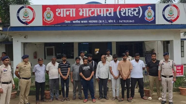 बलौदाबाजार / समाधान सेल की बड़ी कार्रवाई: भाटापारा में 11 जुआरी रंगे हाथ गिरफ्तार, नकदी व मोबाइल जब्त